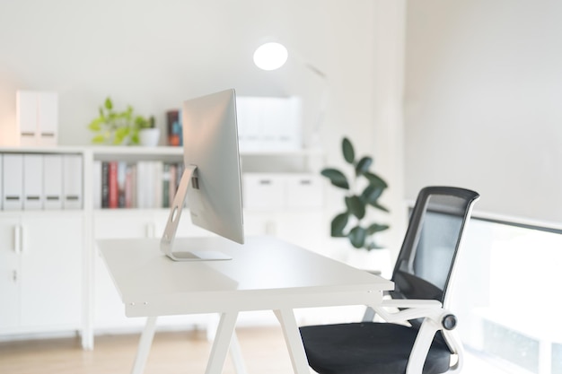 Sala de oficina con computadora moderna en la mesa