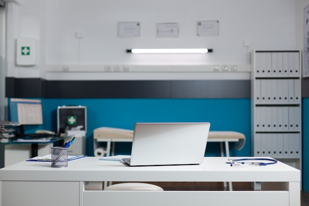 Sala de oficina de médicos vacía con equipo médico