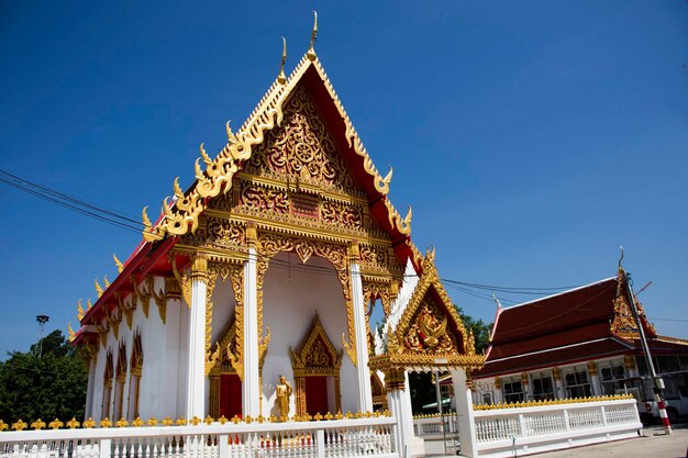 Sala de ordenación antigua antiguo ubosot para la gente tailandesa viajar visita respeto rezar bendición deseo misterio en Wat See Roy o templo Si Roi en Wiset Chai Chan el 6 de junio de 2023 en Ang Thong Tailandia