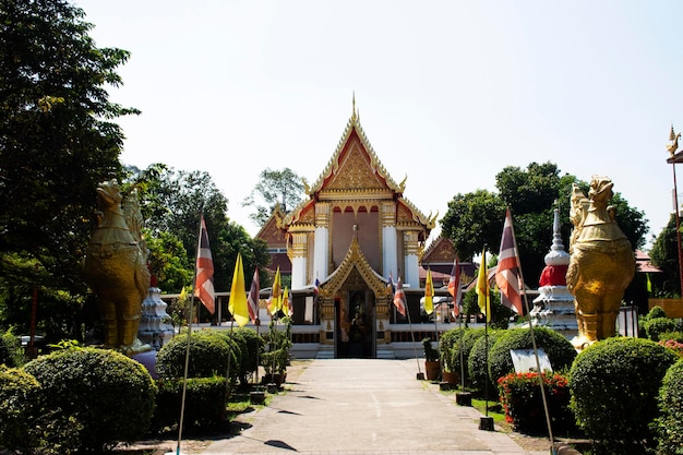 Sala de ordenación y estatua de cisne fénix de Wat Phai Lom o templo Mon en la isla de Koh Kret para viajeros que viajan visitan respeto rezando en la ciudad de Pak kret el 15 de noviembre de 2020 en Nonthaburi Tailandia