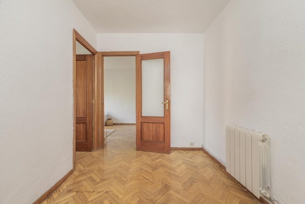 Una sala de paso vacía de una casa con suelos de parquet