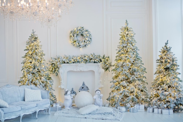 Sala real com árvore de natal e lareira