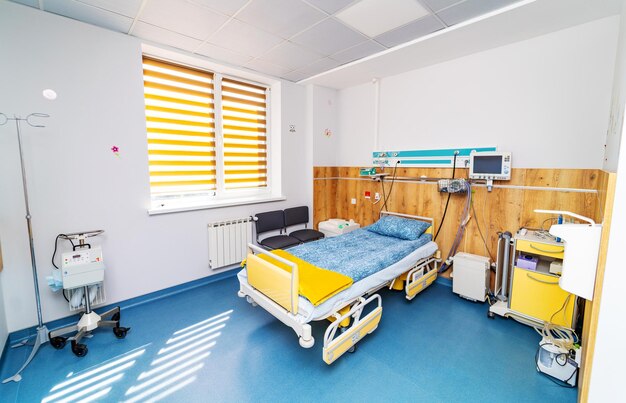 Sala de recuperación con cama médica cómoda Dormitorio moderno de hospital vacío