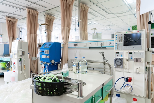 Sala de recuperación con camas y confortables médicos. Interior de una habitación de hospital vacía. Habitación limpia y vacía con cama en el nuevo centro médico