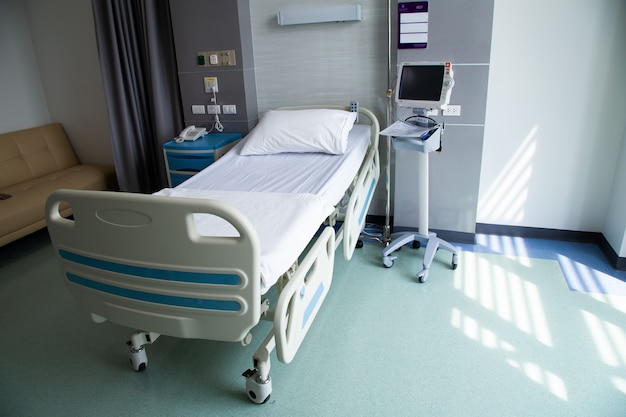 Sala de recuperación con camas y confortables médicos. Interior de una habitación de hospital vacía.