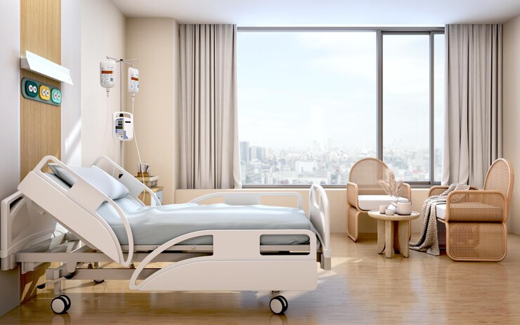 Sala de recuperación del hospital con camas y sillas
