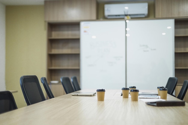 Sala de reuniones corporativa vacía con tazas de café