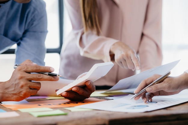 Sala de reuniones para planificadores de grupos objetivo el departamento de marketing tiene una reunión para planificar el marketing y el resumen del desempeño del departamento una reunión para analizar los clientes objetivo de la empresa