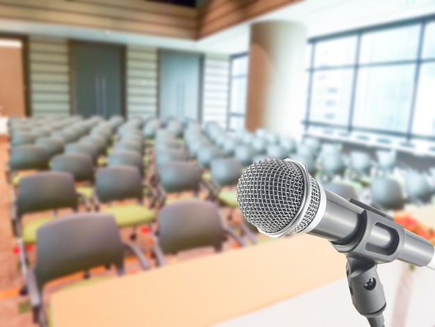 Sala de reuniones de seminarios de conferencias con micrófono