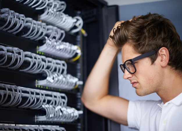 Sala de servidores pensando y hombre confundido con cables para la conectividad nocturna y verificar el hardware Sistema de ciberseguridad red y técnico para el centro de datos con fallas y resolución de problemas por error