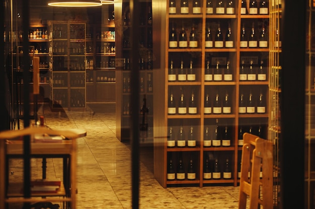 Sala de vinos con muchas bebidas alcohólicas diferentes Bodega para almacenar alcohol a una temperatura ideal
