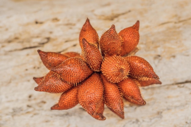 Salaca de frutas vermelhas Salaca fresca vermelha na mesa de madeira