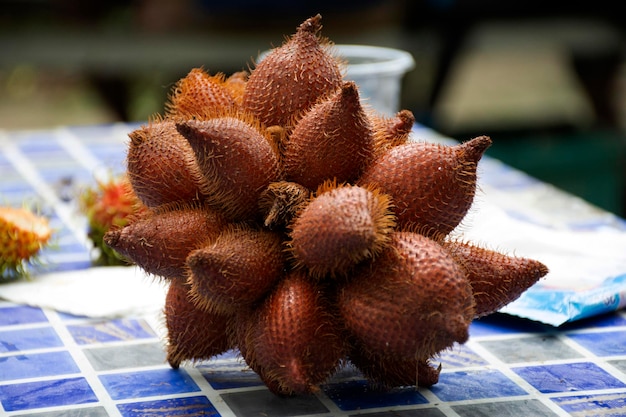 Foto salacca zalacca o snake fruit o salacca wallichiana en el festival de buffet de frutas en la tienda para que la gente coma en el campo entre chanthaburi y rayong tailandia