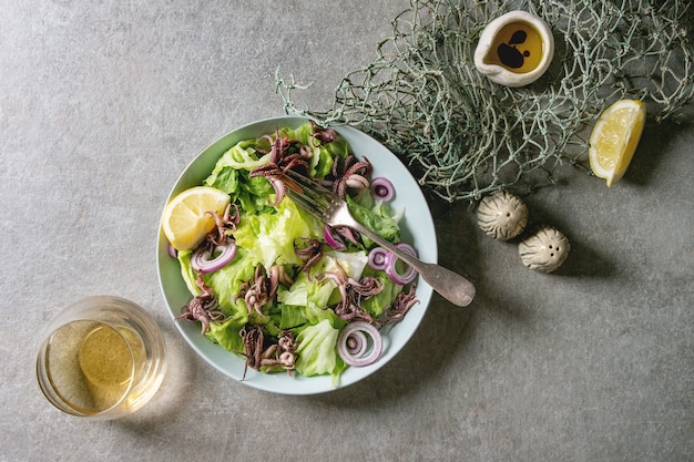 Salad con tentáculos de calamares a la plancha