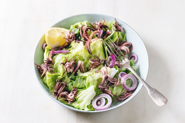 Salad con tentáculos de calamares a la plancha