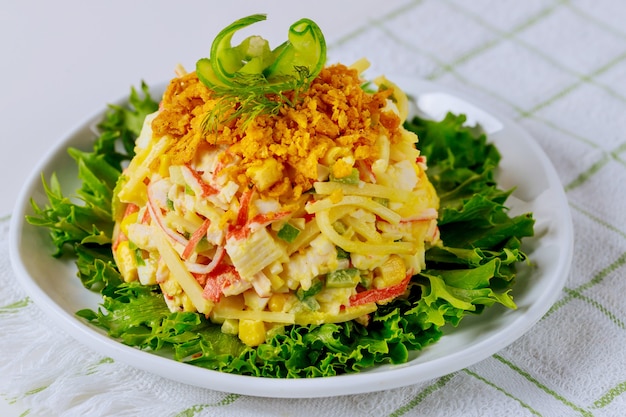 Salada à base de carne de caranguejo, ovos e milho em prato branco. Prato de frutos do mar.