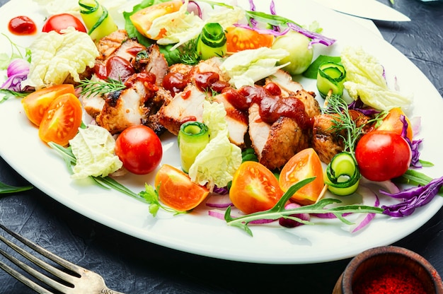 Salada apetitosa com tomate, pepino, alface e bife de carne. Bife grelhado picado