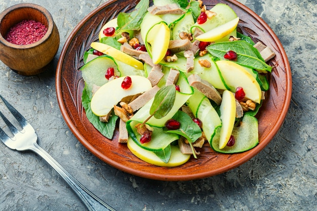 Salada apetitosa de legumes, frutas e língua de carne. Dieta.