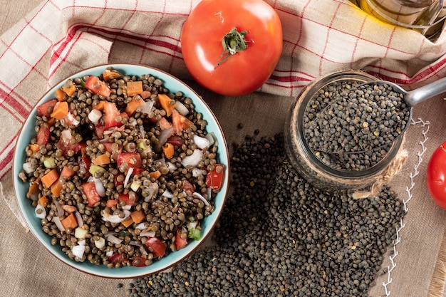 Salada apetitosa de lentilha com tomate e cebola