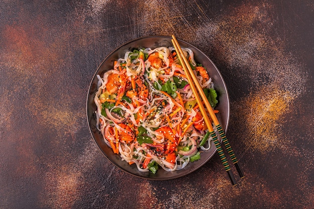 Salada asiática com macarrão de arroz, camarão e vegetais