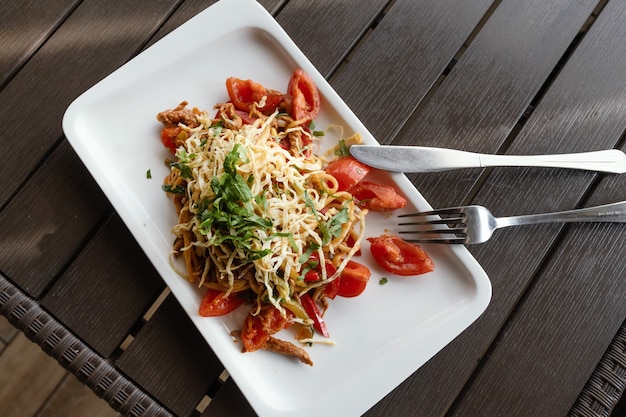 Salada asiática com repolho e carne. Comida oriental picante.