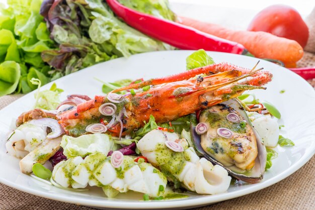 Salada asiática de comida do mar com tofu e legumes frescos Sashimi de peixe em fatias mistas, salmão em carne crua em fatias finas, atum, Sashimi é um alimento tradicional da Tailândia