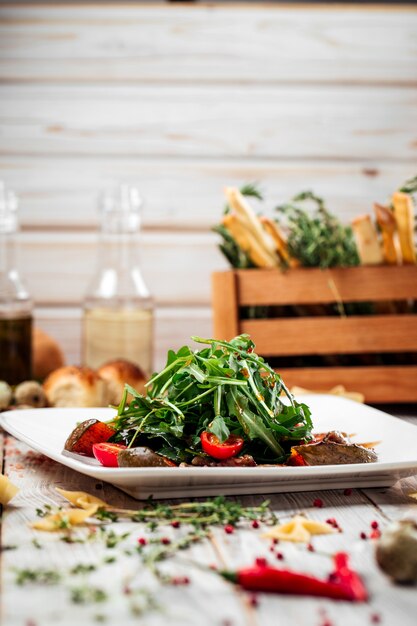 Salada assada de espinafre de abóbora e filé mignon