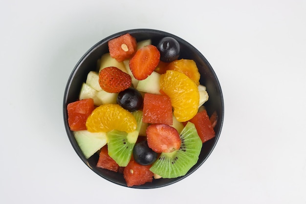 Salada buah Salada de frutas deliciosas com frutas frescas saudáveis em uma tigela na mesa closeup