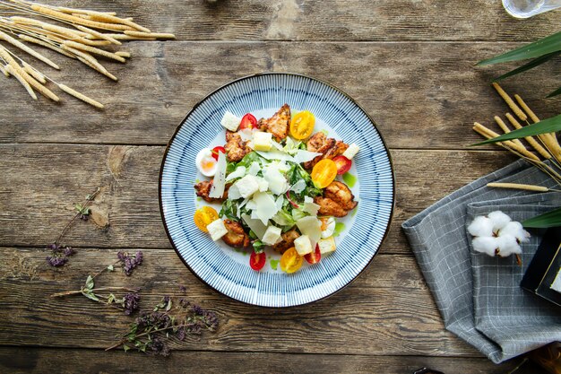 Salada Caesar apetitosa gourmet com frango frito