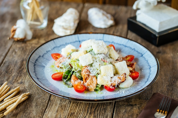 Foto salada caesar apetitosa gourmet com frango frito