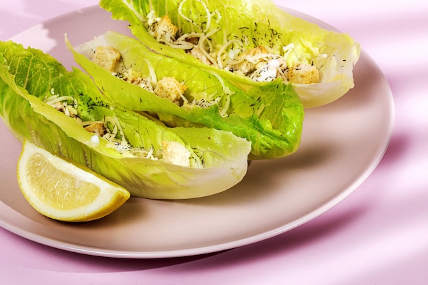 Salada Caesar caseira com frango, alface, limão, torrada, molho cesar, queijo e alho
