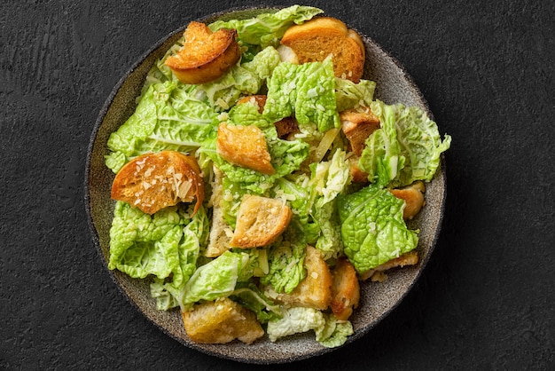 Salada Caesar clássica com croutons caseiros crocantes, queijo parmesão e molho caesar em um prato