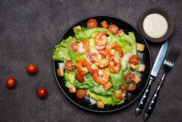 Salada Caesar com camarão, croutons e parmesão, vista de cima, copie espaço