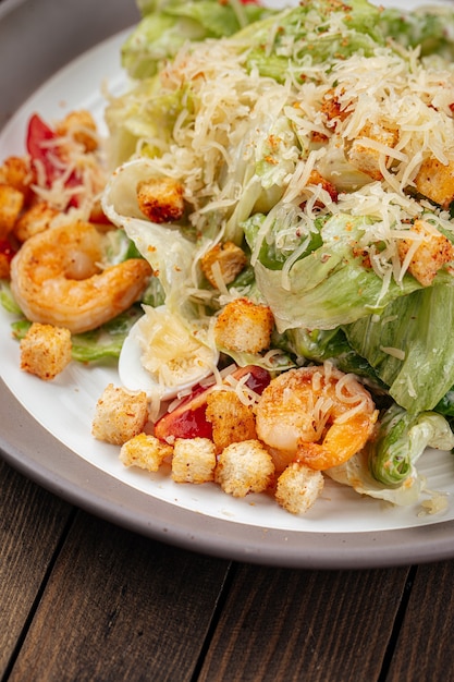 Salada caesar com camarão e croutons