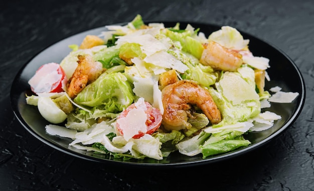 Salada Caesar com camarão grelhado e queijo parmesão