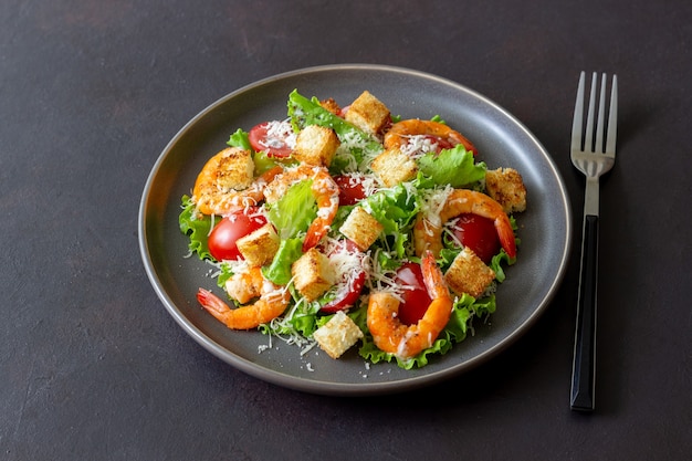 Salada Caesar com camarões. Alimentação saudável. Dieta. Receitas