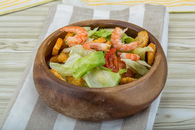 Salada Caesar com camarões