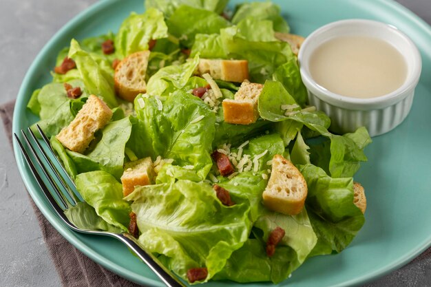 Salada Caesar com croutons e bacon.