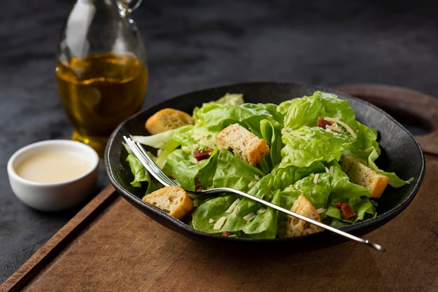 Salada Caesar com croutons e bacon.