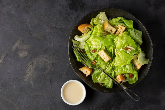 Salada Caesar com croutons e bacon.