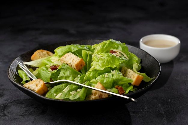 Salada Caesar com croutons e bacon.