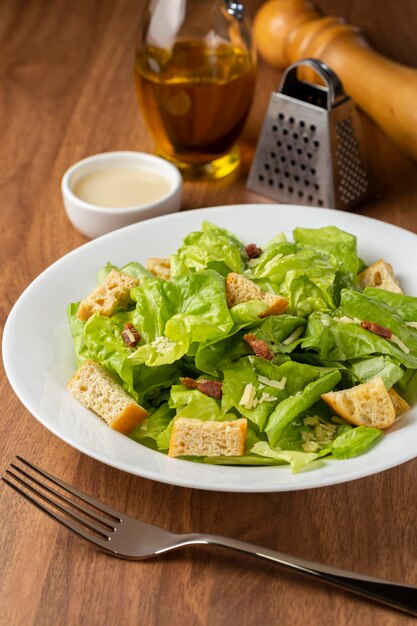 Salada Caesar com croutons e bacon.