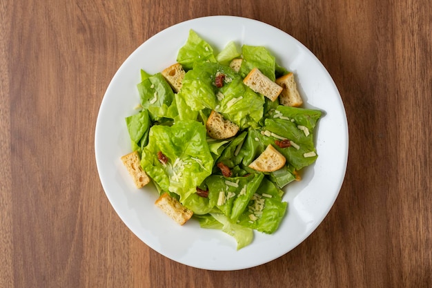 Salada Caesar com croutons e bacon.