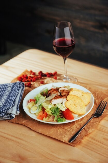 Salada Caesar com croutons, ovos de codorna, tomate cereja