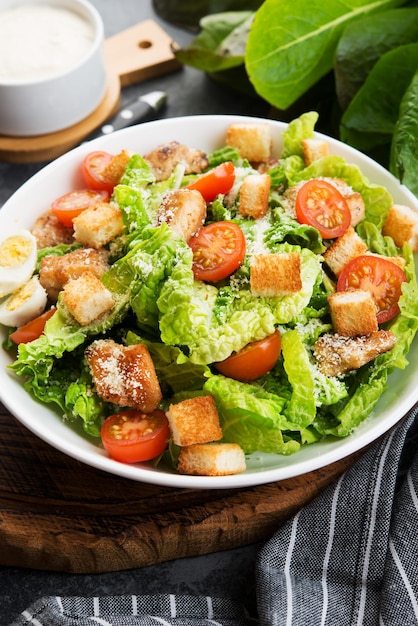 Salada Caesar com filé de frango, tomate cereja e croutons, comida italiana tradicional, close-up