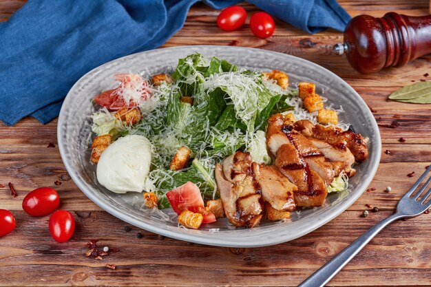 Salada caesar com frango de madeira