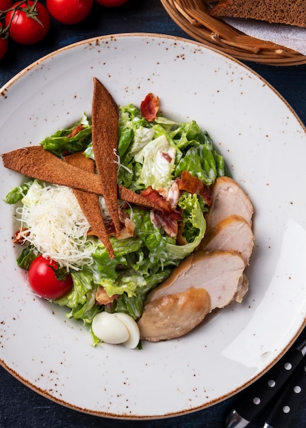 Salada Caesar com frango e legumes Vista superior closeup