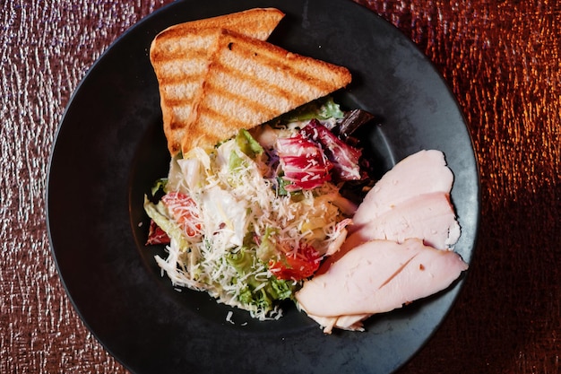 Salada caesar com frango na vista de cima da mesa