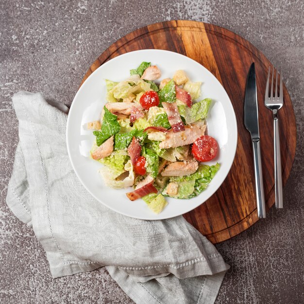 Salada Caesar com frango orgânico saudável.