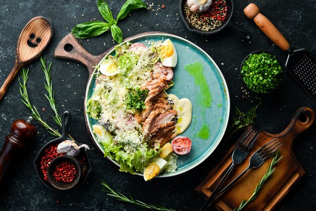 Salada Caesar com frango Salada de legumes com filé de frango Vista superior Estilo rústico